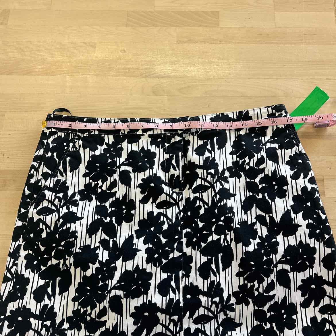 Izod Women Size 10 Black Preloved Skorts