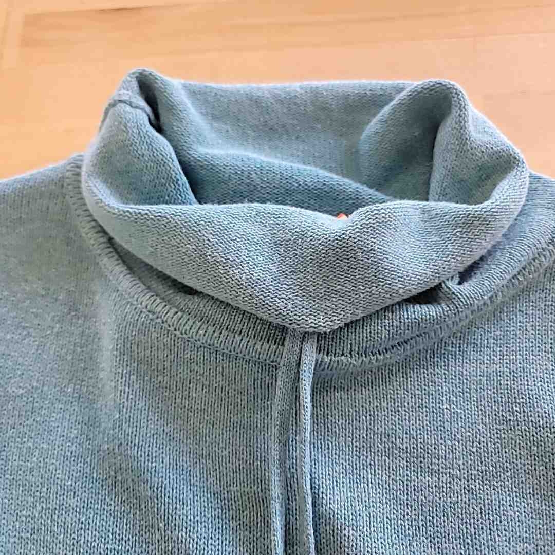 AKINI Size XS Torquoise Sweater