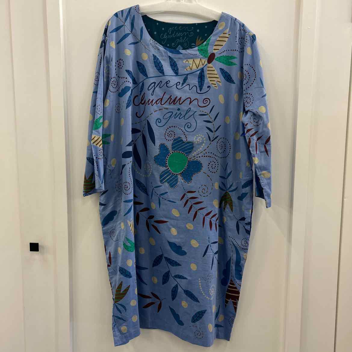 Queen collection Size L Blue Long Sleeve