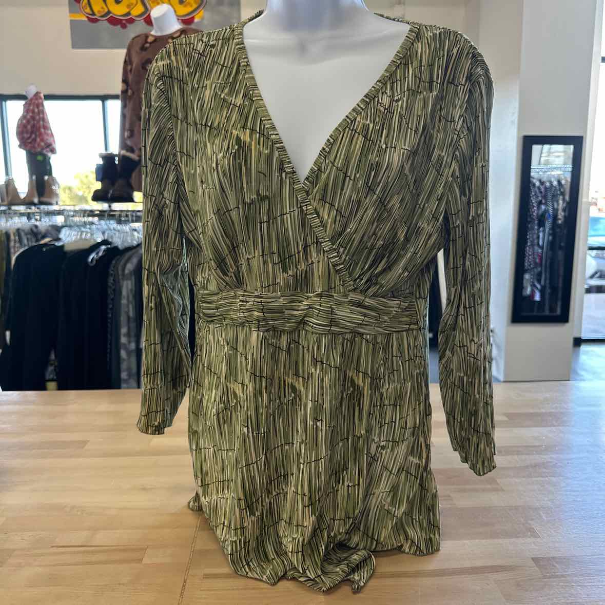 Dressbarn Size L White & Green Blouse