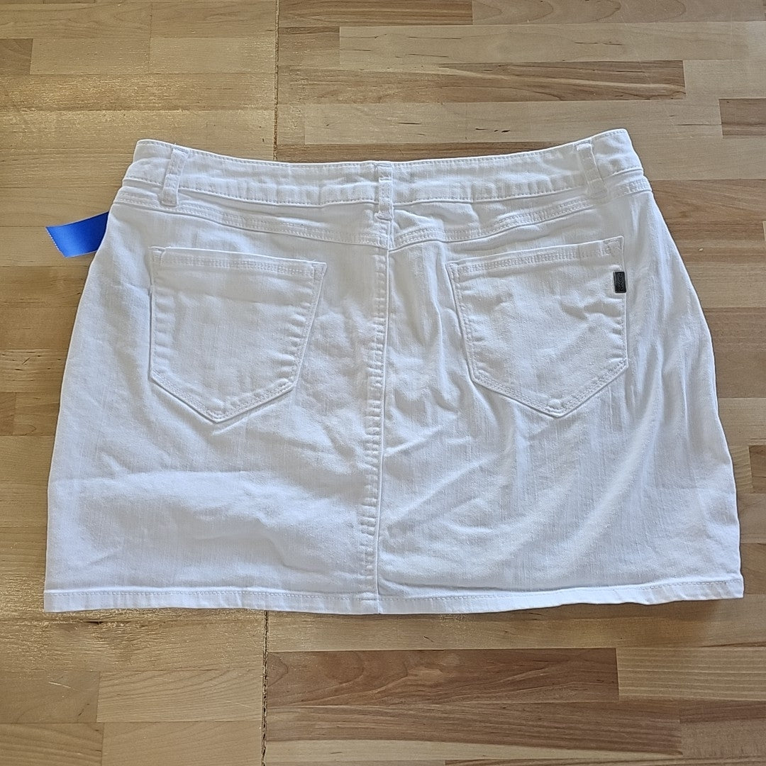 1822 Size 31 White Skirt