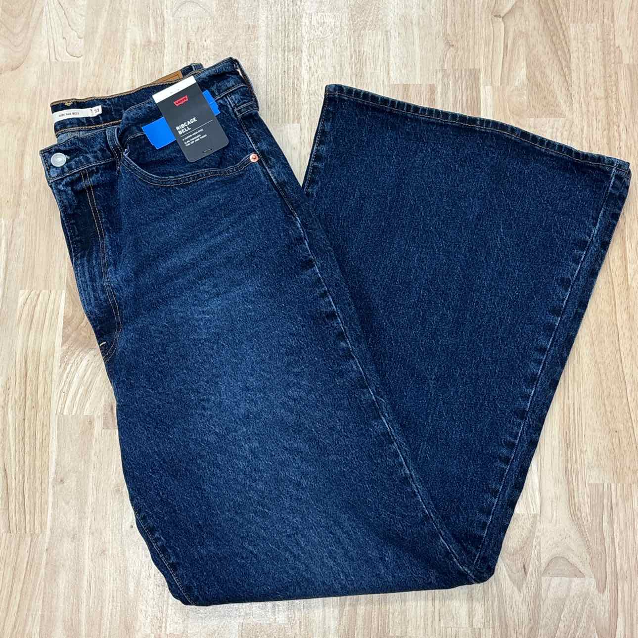 Levi's Size 33x32 Ribcage Bell Jeans