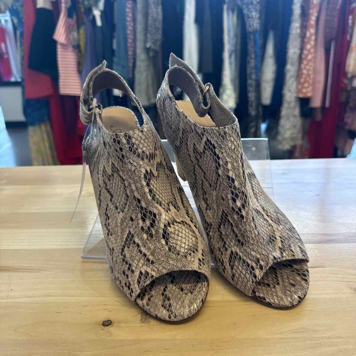 Azura Shoe Size 9 Beige Heels