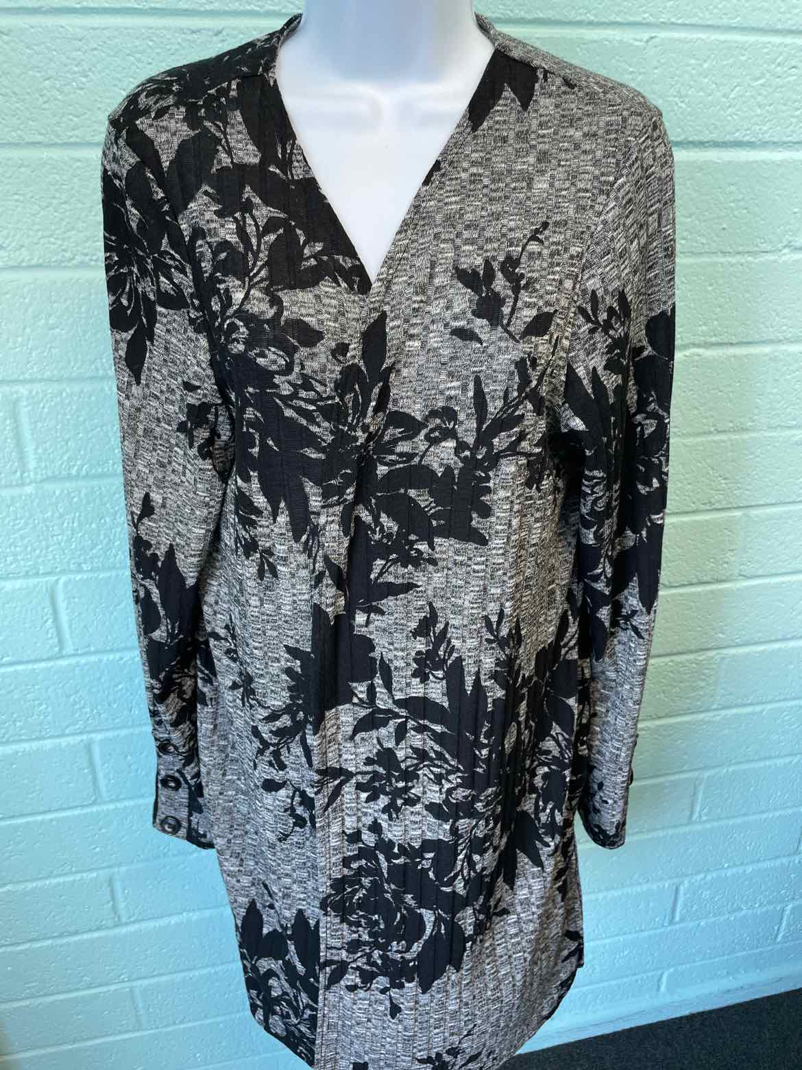 In studio Size L Black Gray Sweater