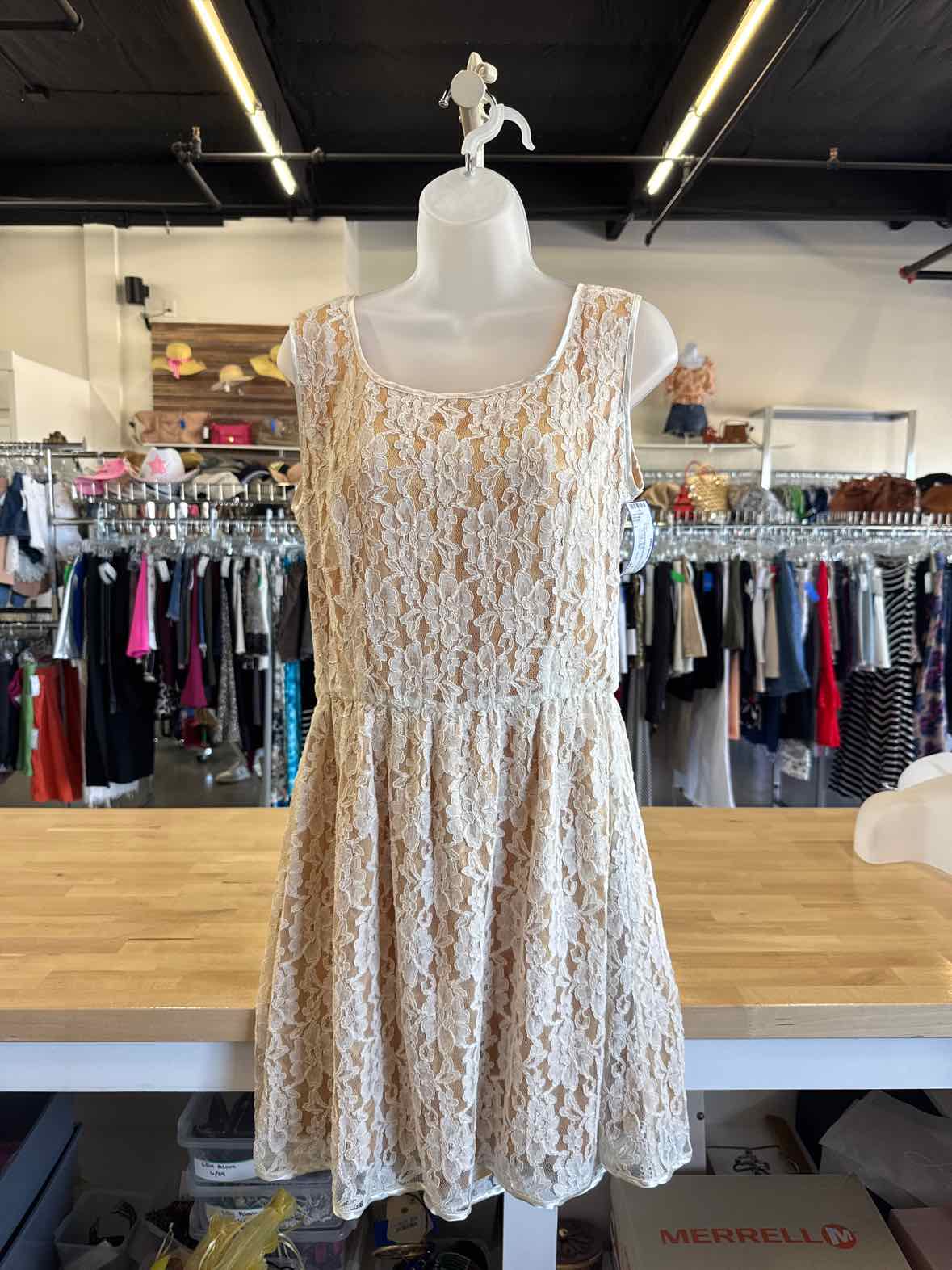 Shumaq Size L Gold Dress