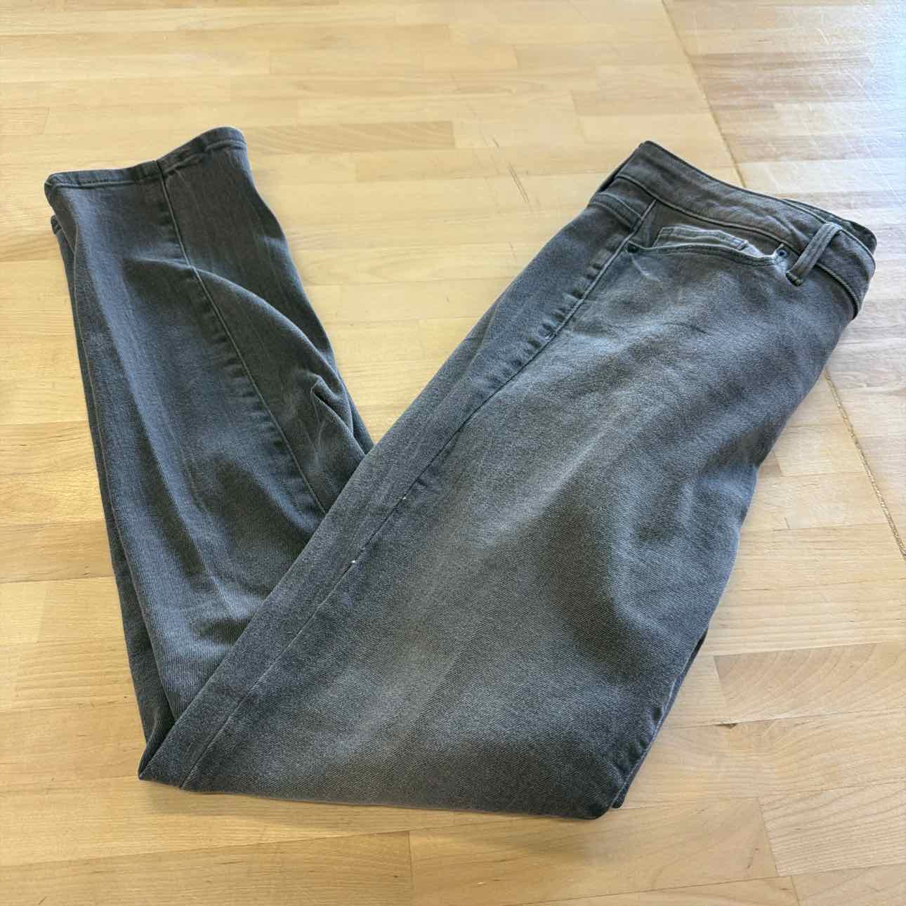 Calvin Klein Size 8 Gray Denim Preloved Jeans