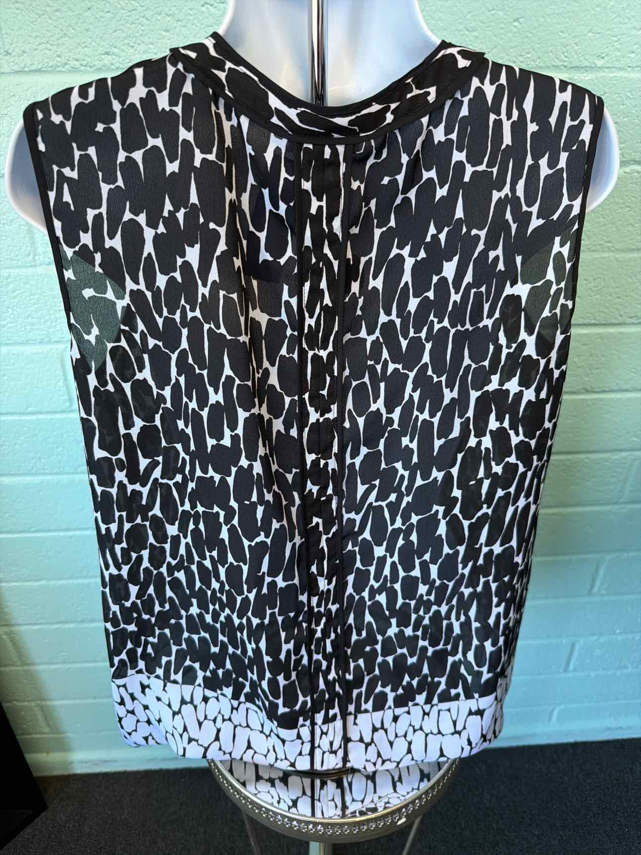 Liz Claiborne Size M Black White Sleeveless