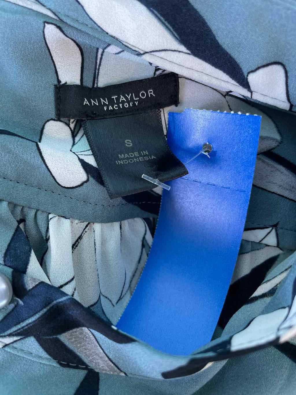 Ann Taylor Size S Gray & White Blouse