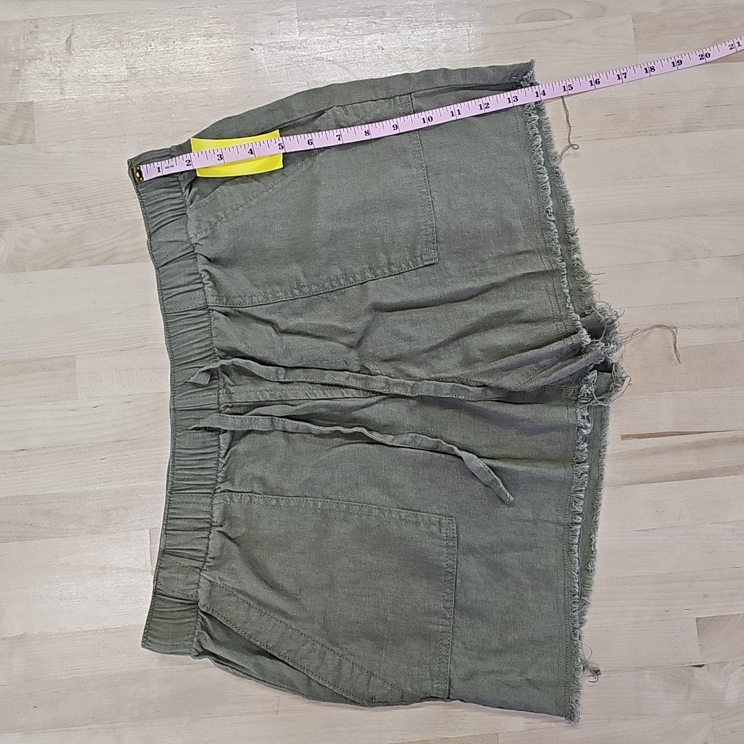 a.n.a Size M Green Shorts