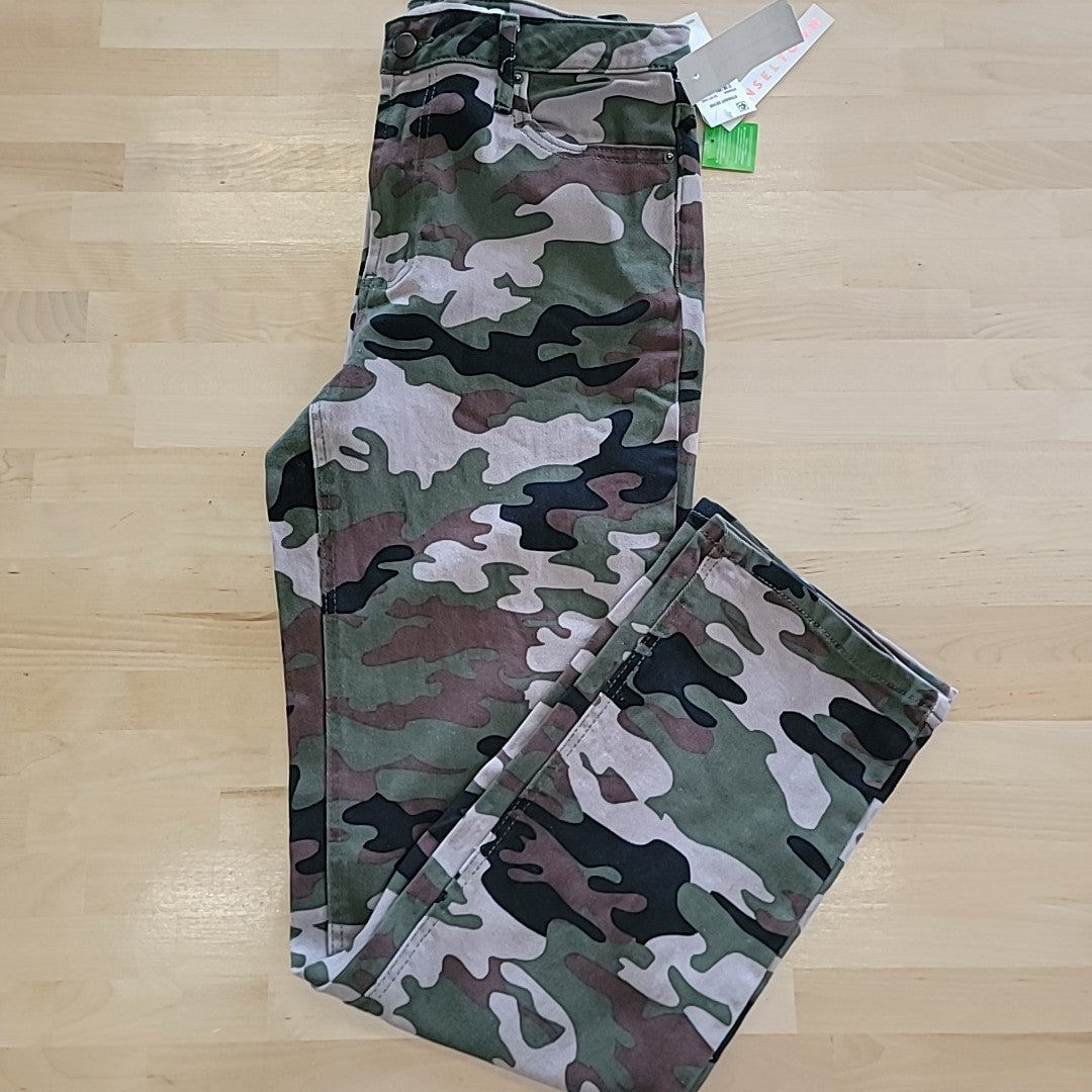 TINSELTOWN Size 9 Camo New Pants