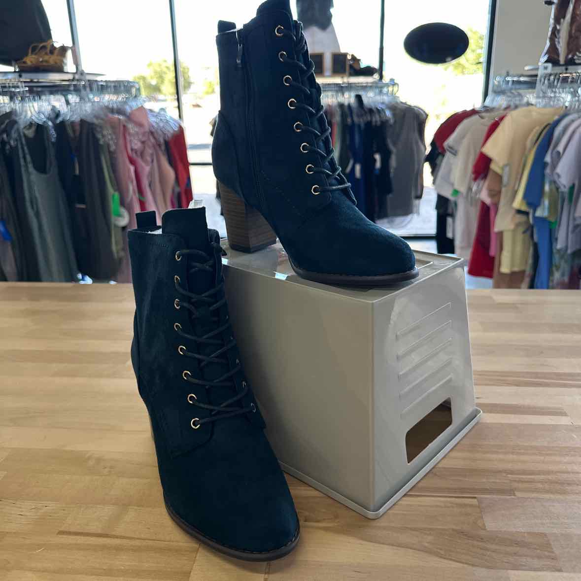 Journee Collection Shoe Size 9 Baylor Lace up Stacked Heel Booties