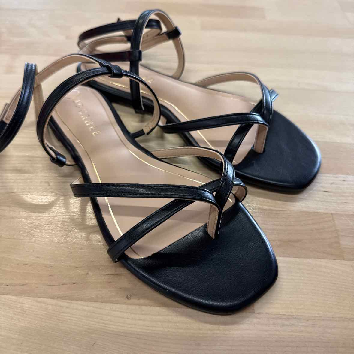 Journee Size 6.5 Black Serissa Sandals