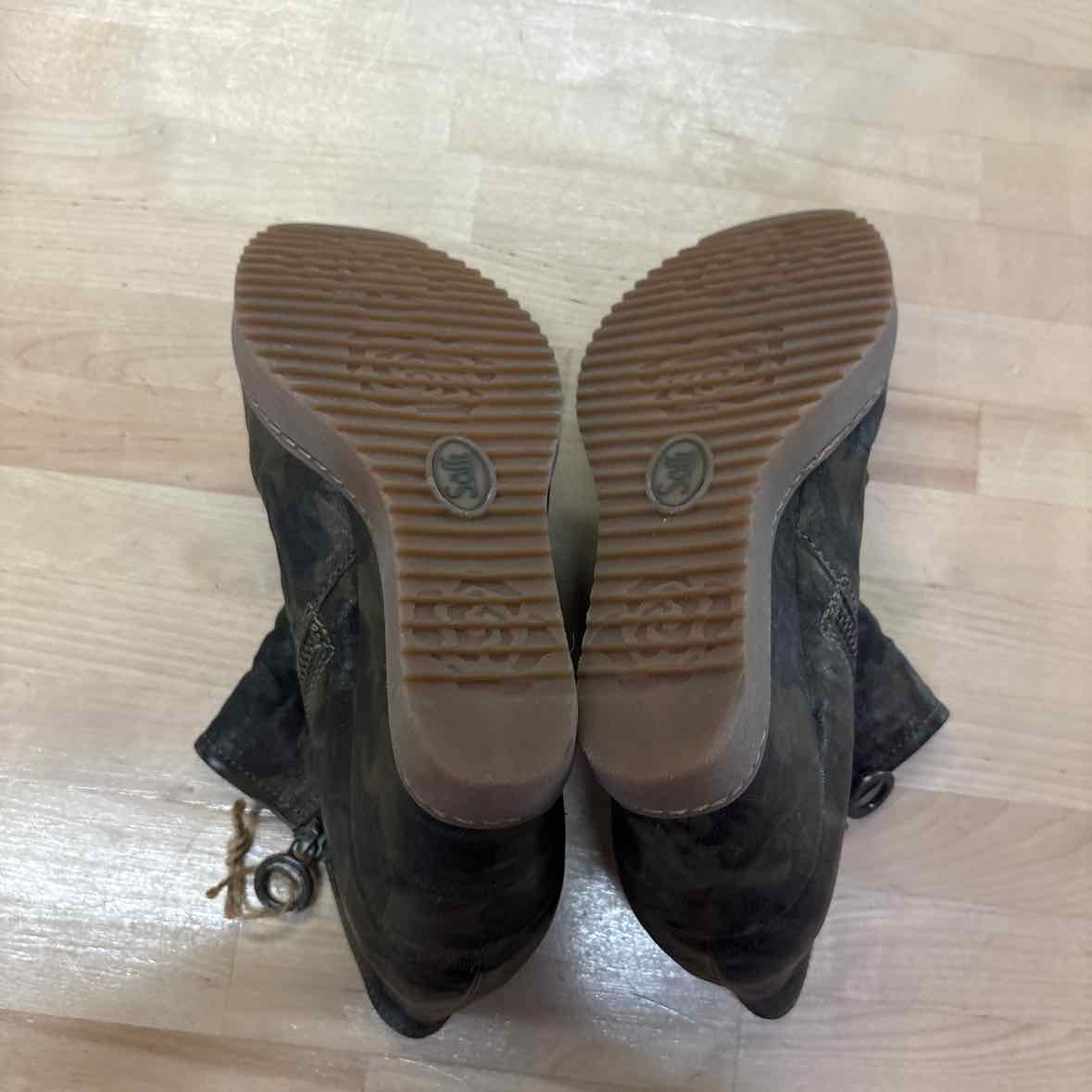 Sofft Size 10 Camo Boots