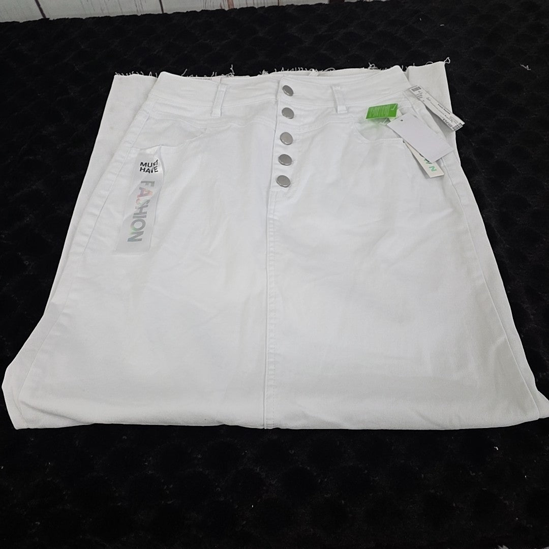 TINSELTOWN Size 7 White Skirt