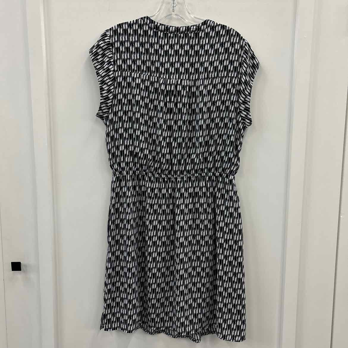 Dr 2 Size M BLACK & WHITE Dress