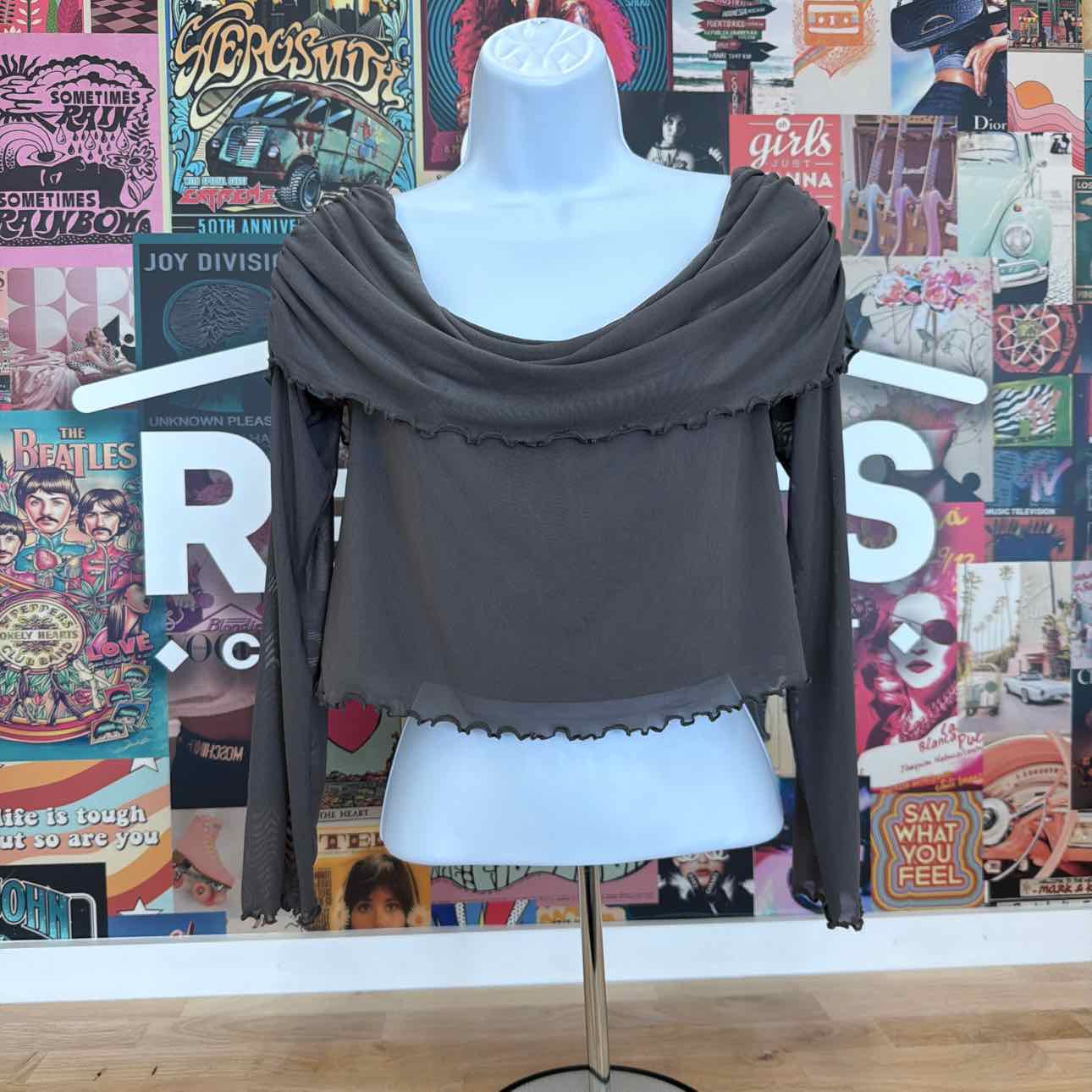 Tinseltown Juniors' Off-the-Shoulder Cropped Mesh Long Sleeve - Granite