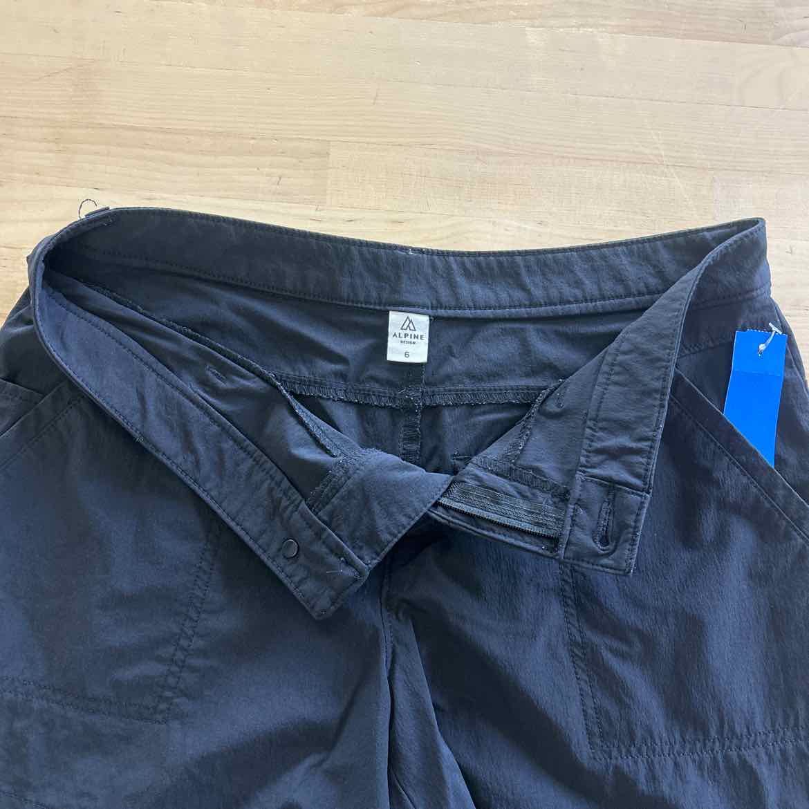 Alpine Women Size 6 Black Preloved Shorts