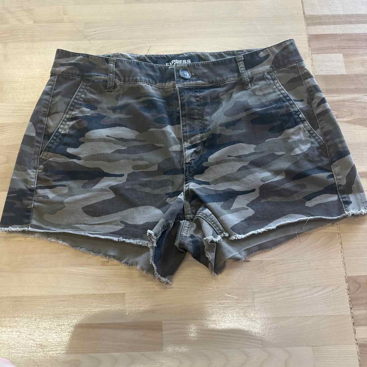 Express Size 6 Camo Shorts