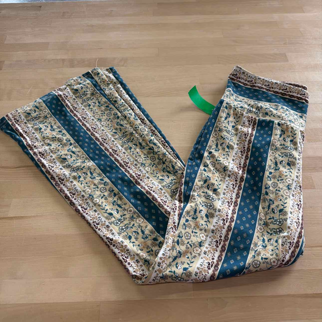 Shosho Size XL Tan & green Preloved Lounge