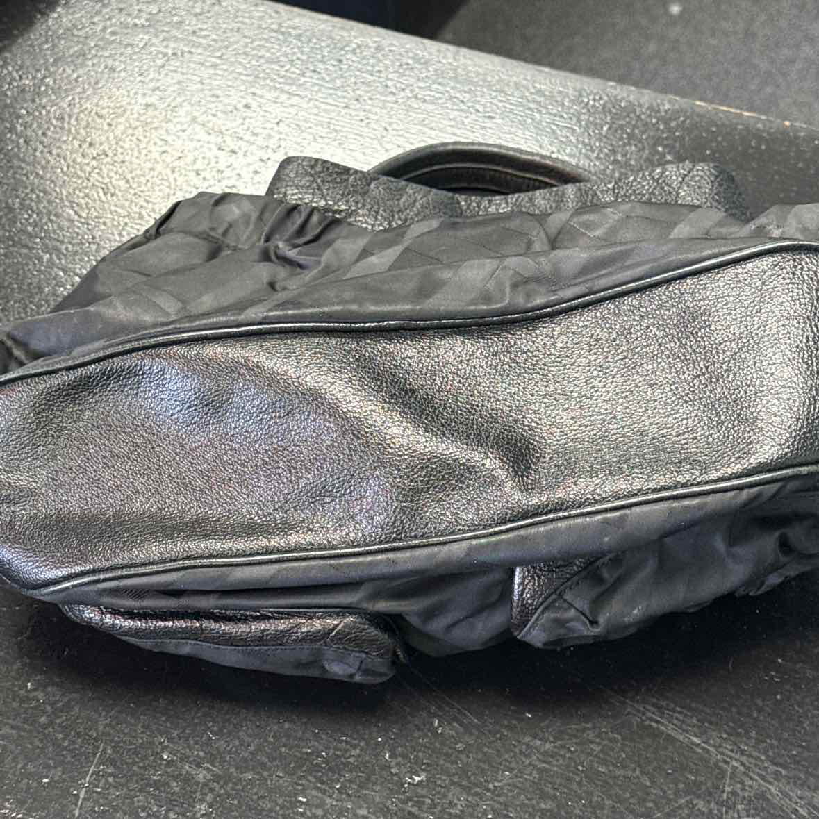 Burberry Shadow Check Black Hobo in Nylon and Leather Pre-Owned