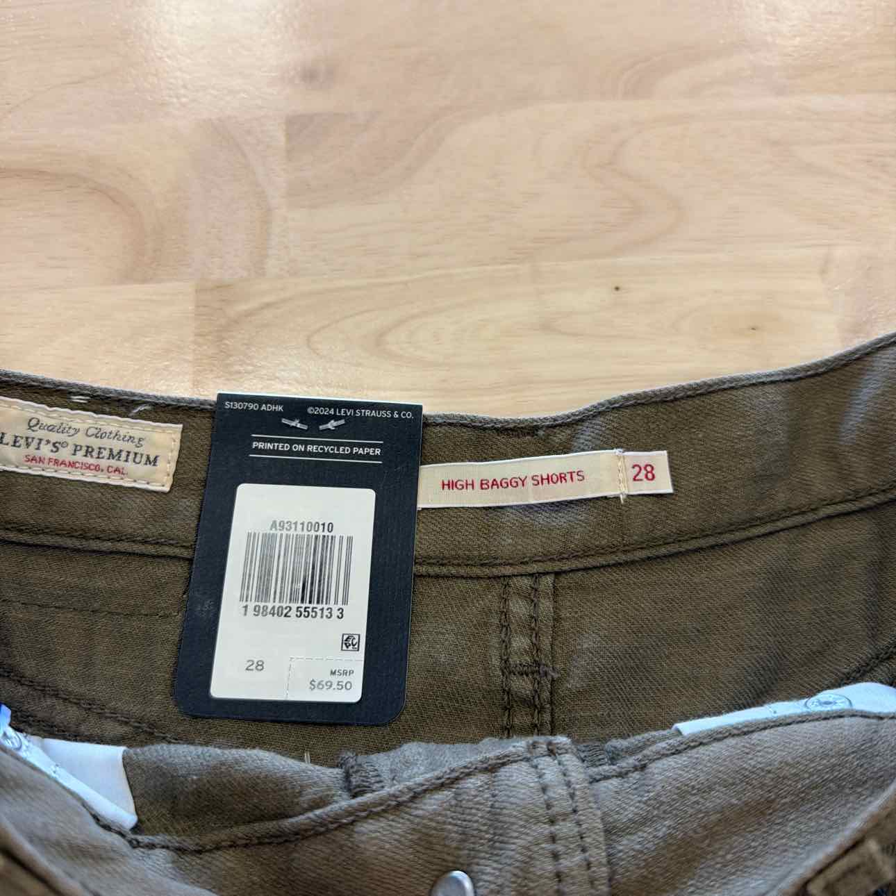 Levi's Women Size 28 Green New Shorts