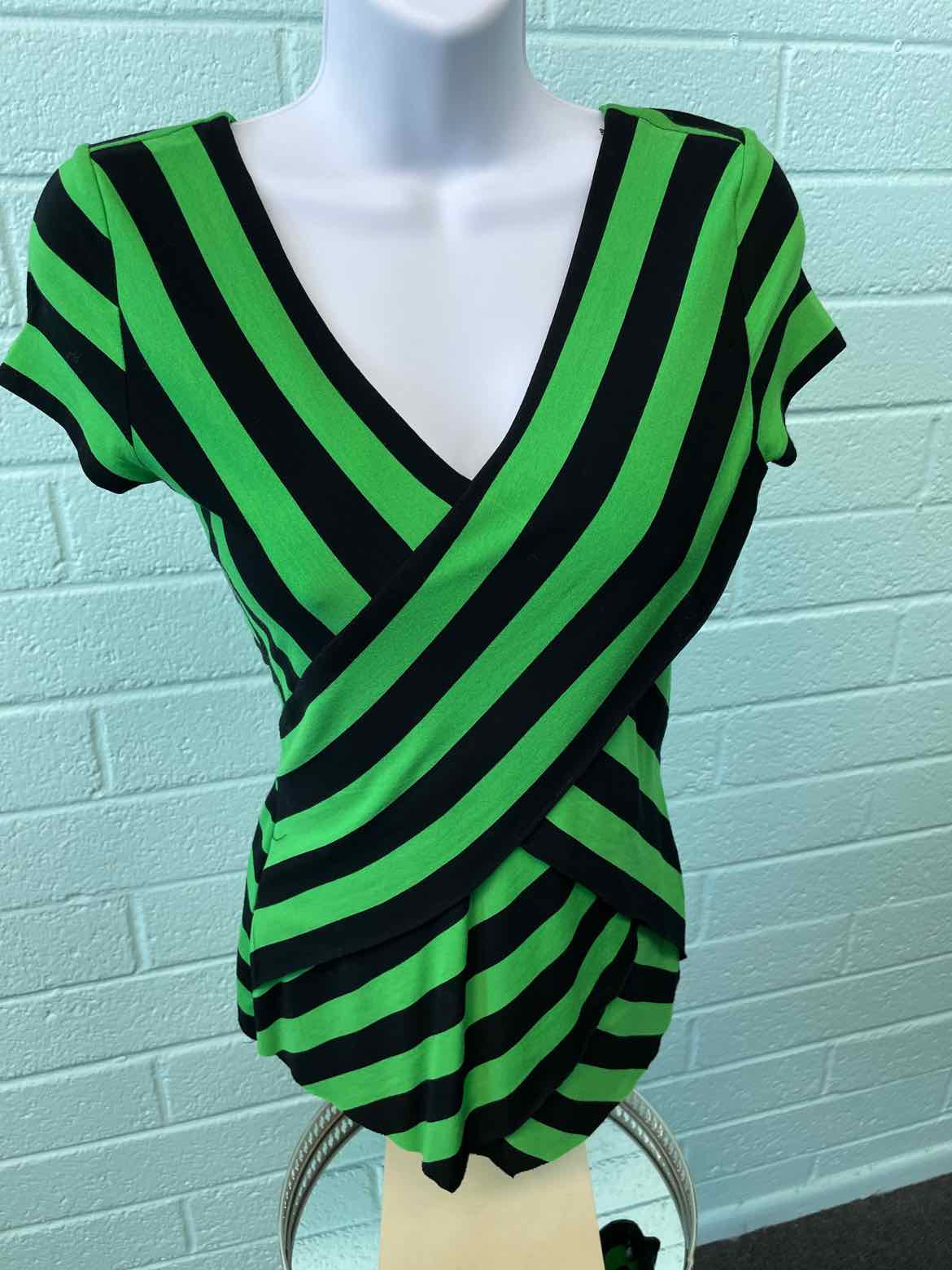 Vince Camuto Size XS Green/Black Shirt