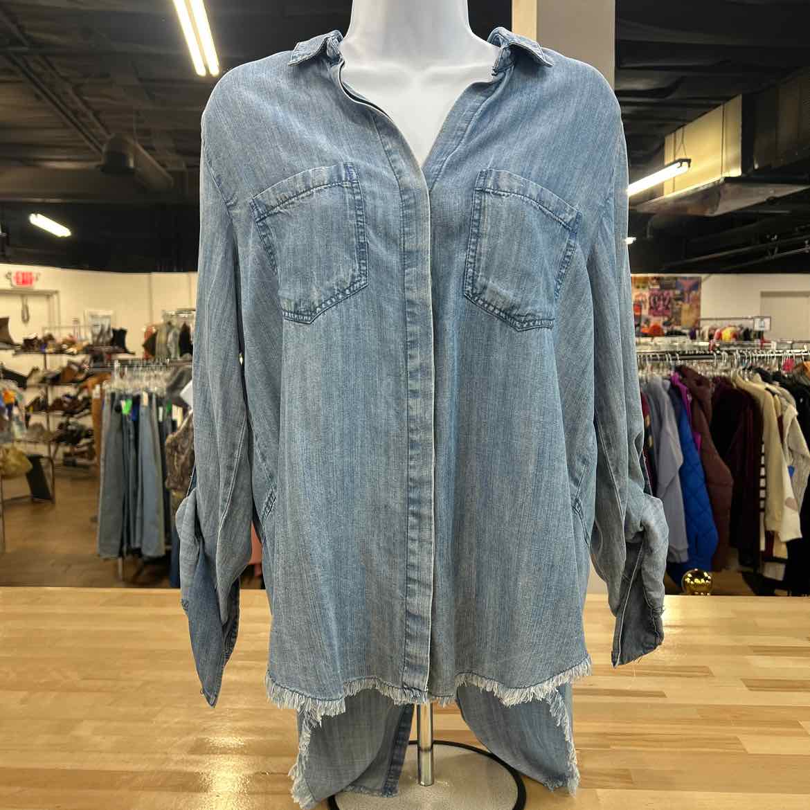 Violet Heart Size M Denim Preloved Button Down LS
