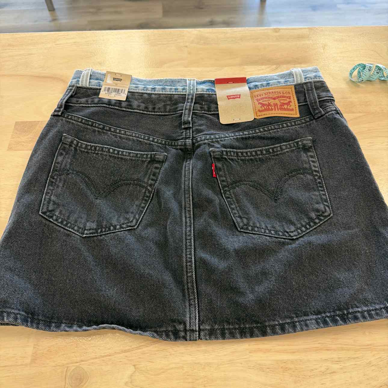 Levi's Size 27 Black New Skirt