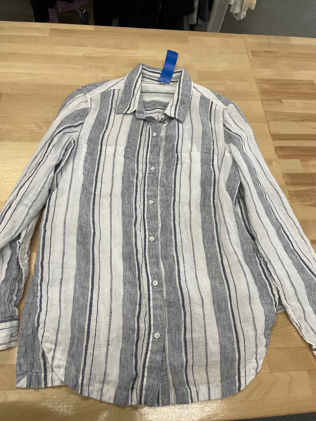 Athleta Size M Gray & White Button Down Shirt