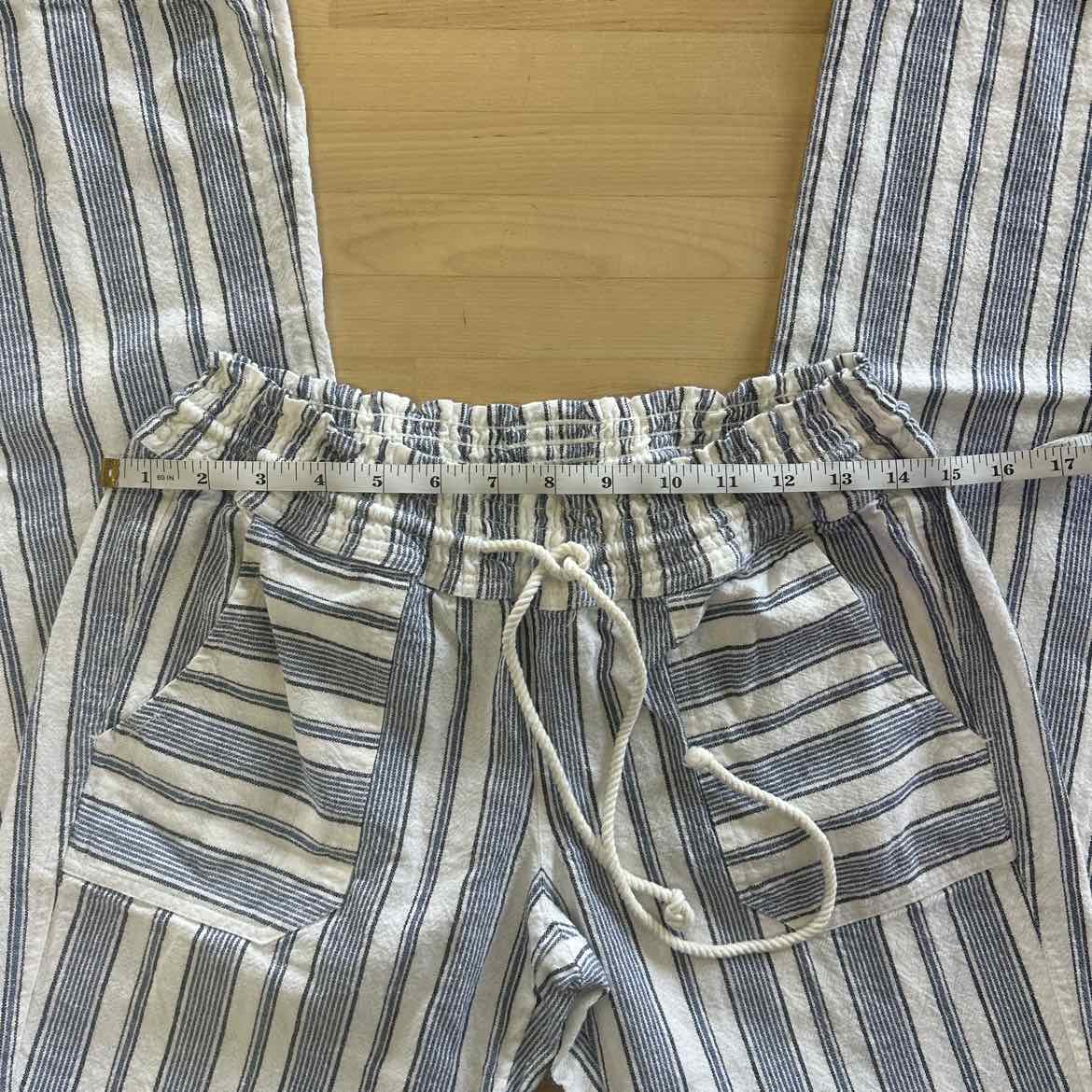 Roxy Size M Blue & White Preloved Lounge