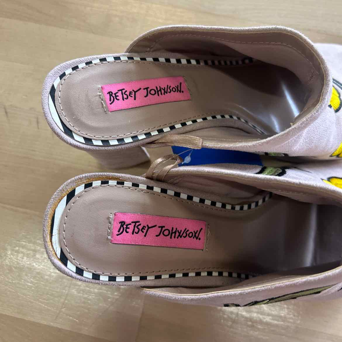 Betsey Johnson Size 9 Pink Preloved Mules