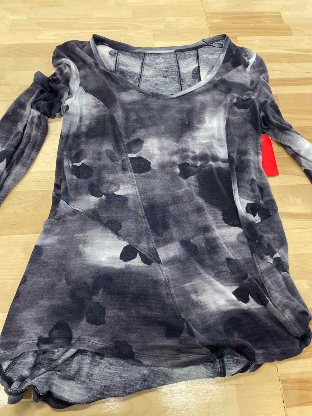 Vera Wang Size M Purple Print T-shirt