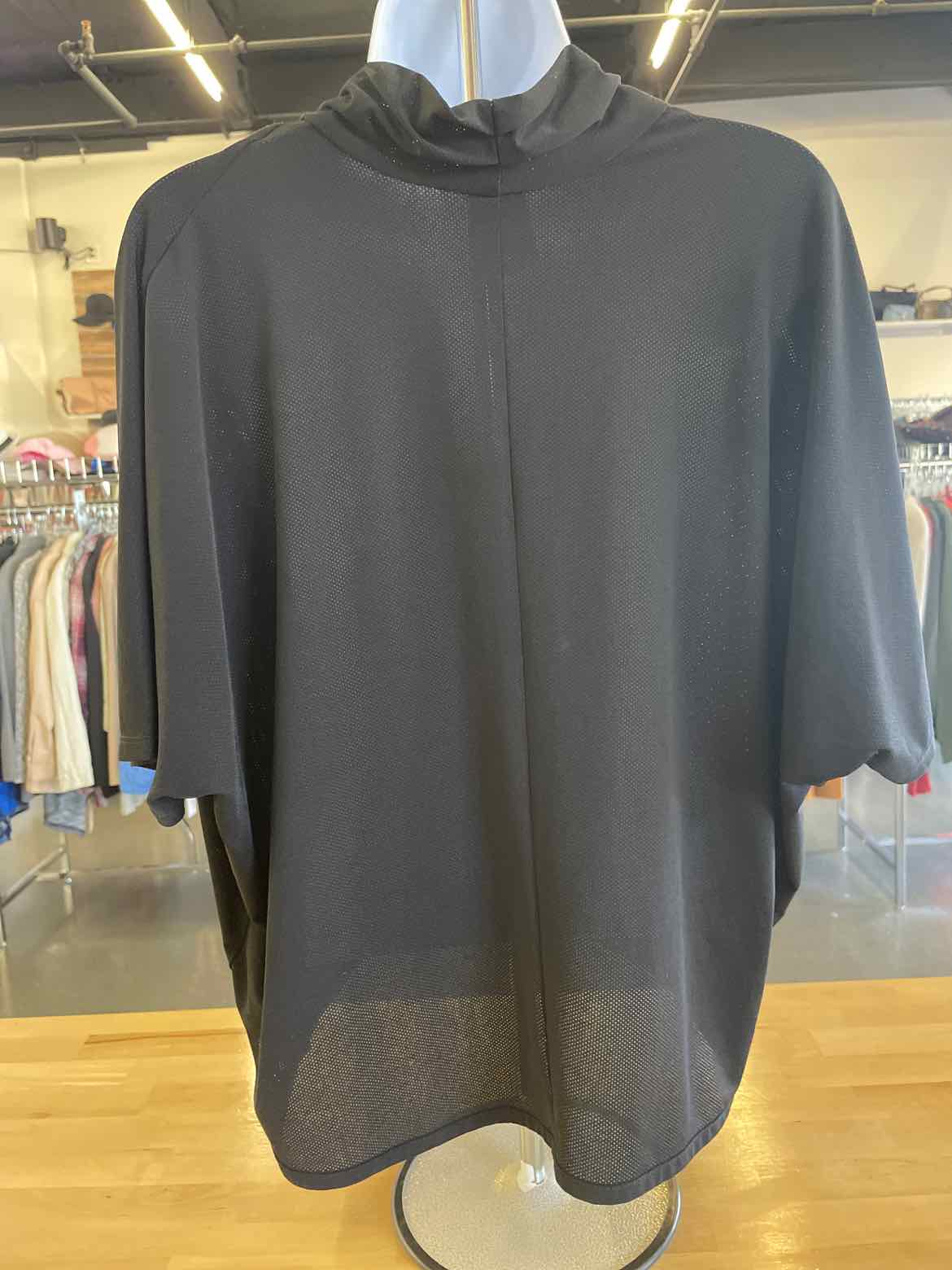 Lucy Size M Black Shirt