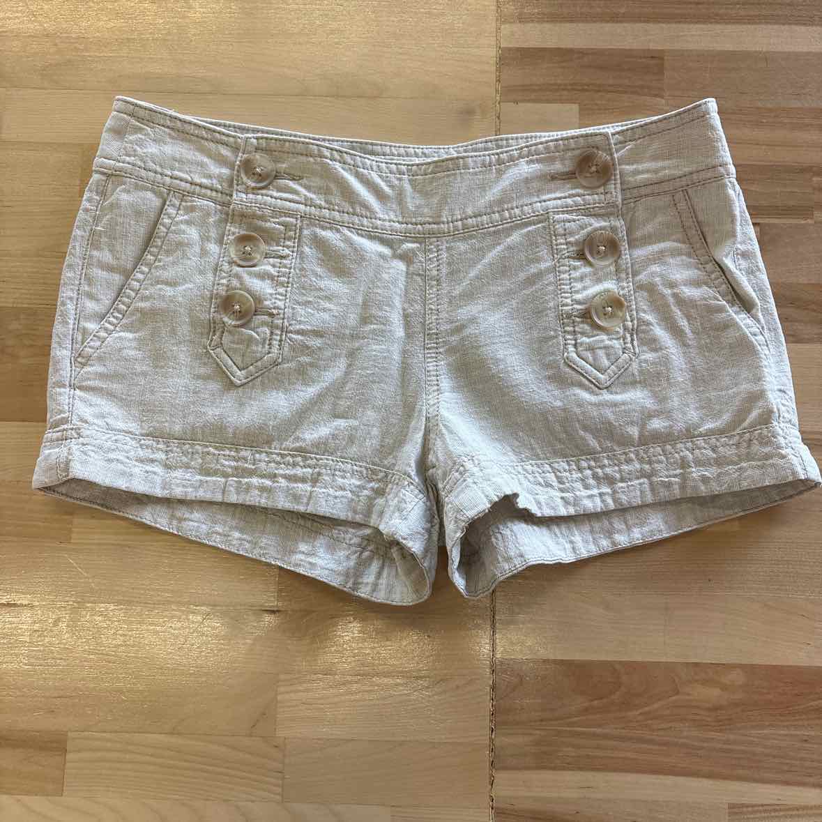 Express Size 6 Beige Shorts