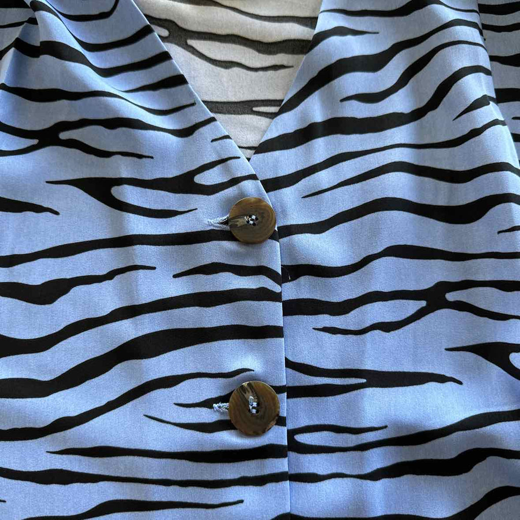 Elodie Size M Blue Button Down Shirt