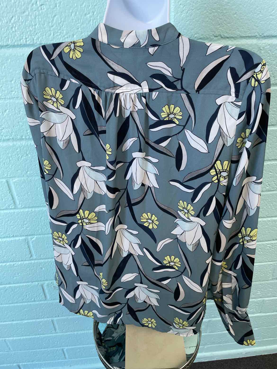 Ann Taylor Size S Gray & White Blouse