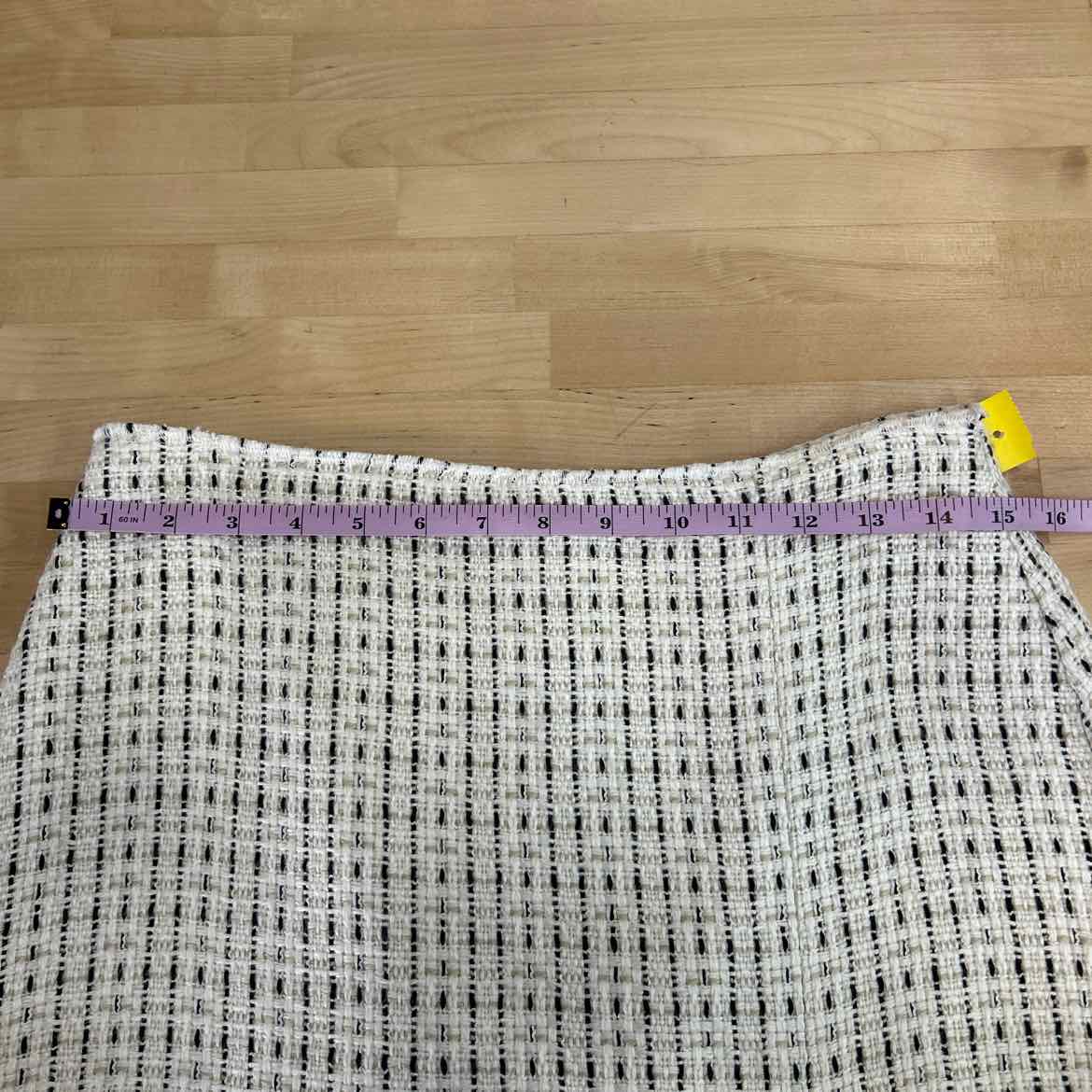 White House Black Market Size 4 White Preloved Skirt
