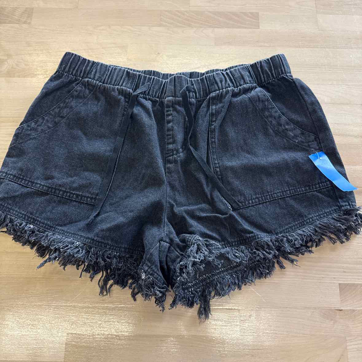 Love by design Size XL Black Shorts