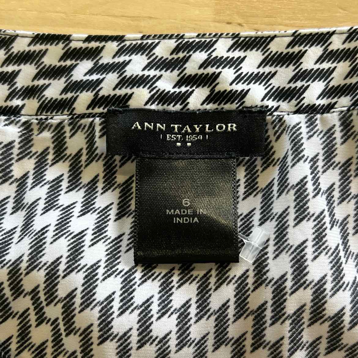 Ann Taylor Size 6 Black White Preloved Blouse LS