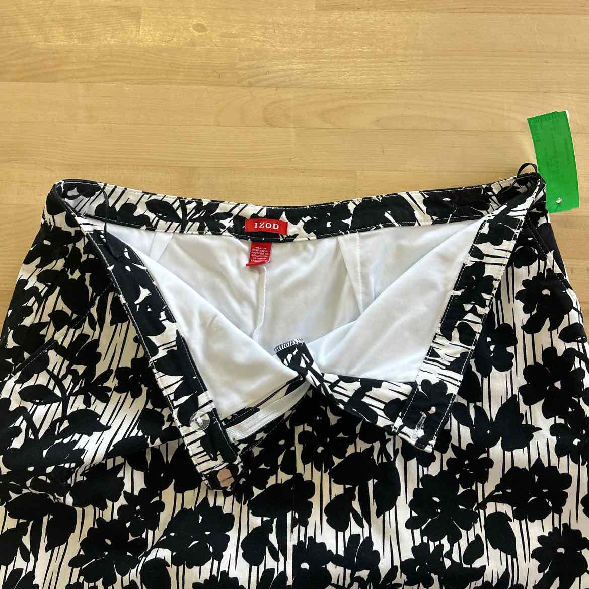Izod Women Size 10 Black Preloved Skorts