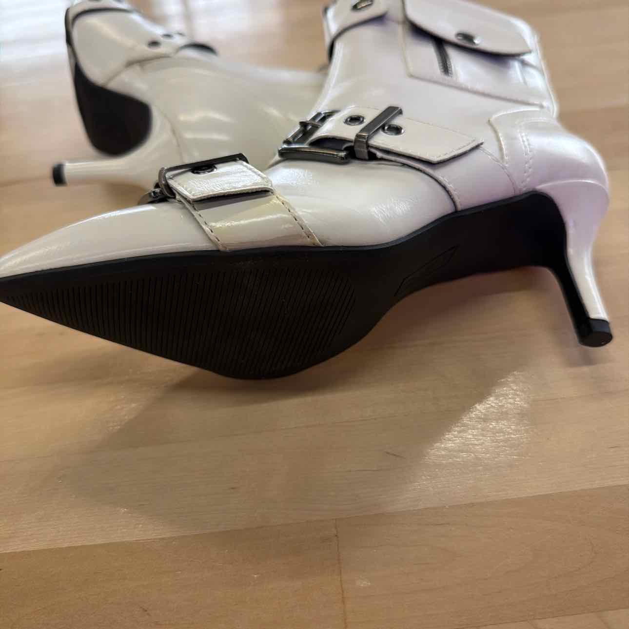 wild pair Size 5.5 White Bootie