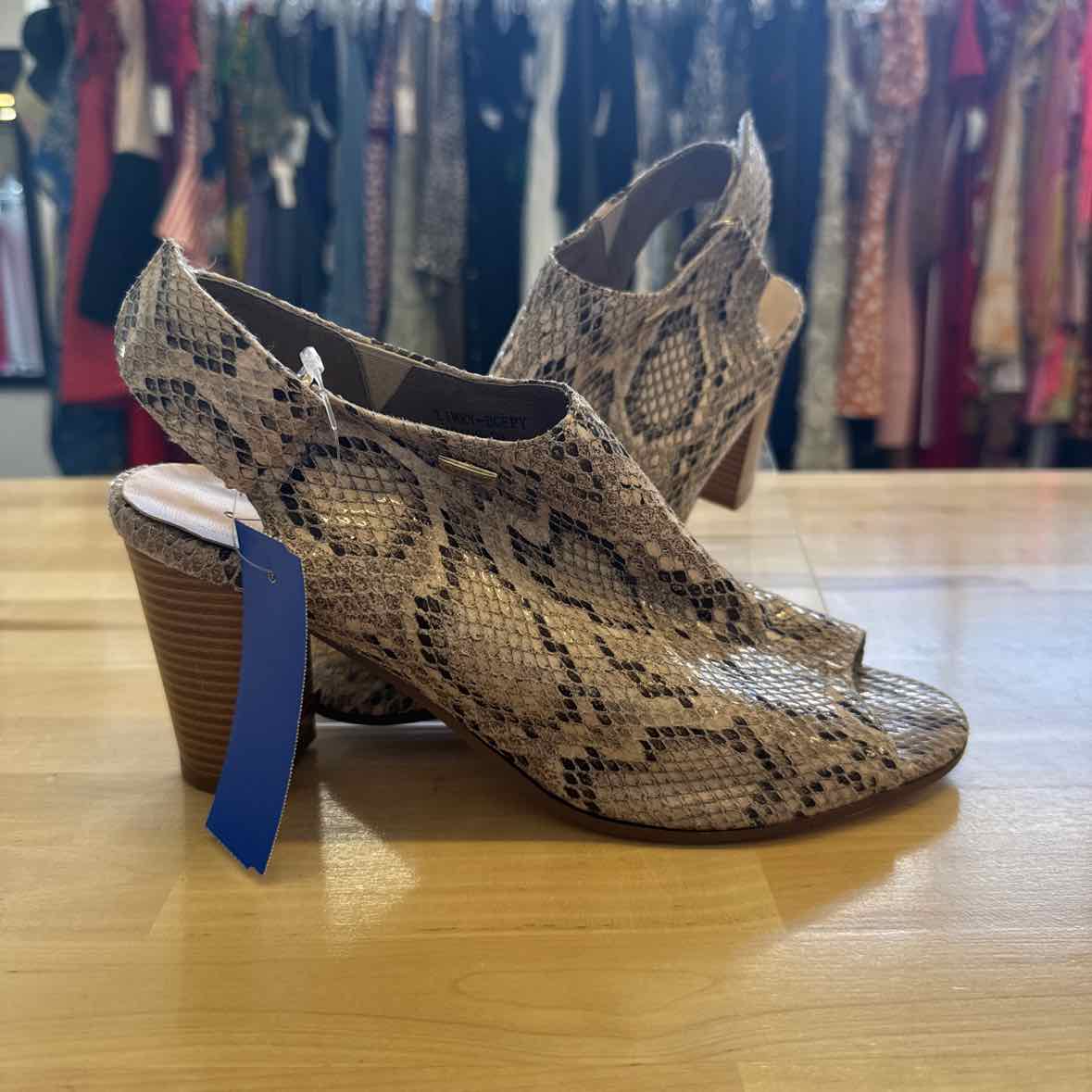Azura Shoe Size 9 Beige Heels