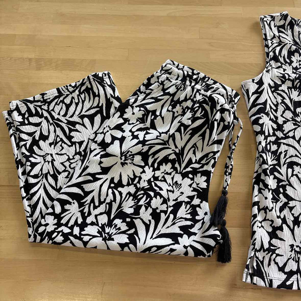 Kim Gravel Size M Black/White Preloved 2 pc sets