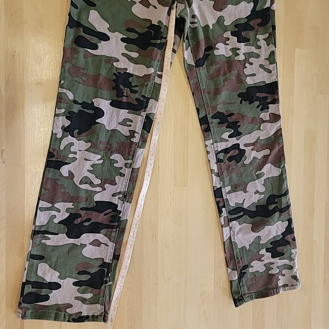 TINSELTOWN Size 9 Camo New Pants