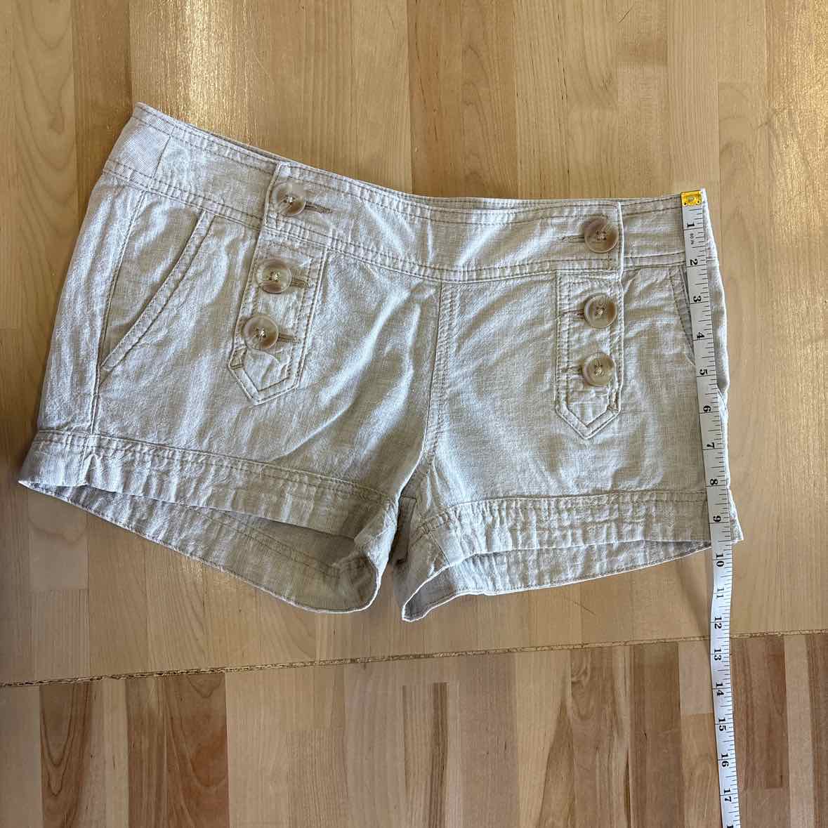Express Size 6 Beige Shorts