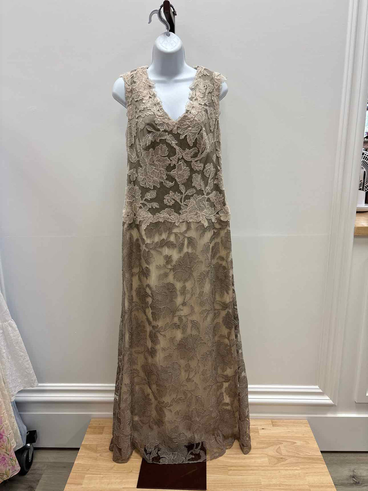 Tadashi Shoji Size 10 Sano Cream and Taupe Embroidered Preloved Sleeveless Dress