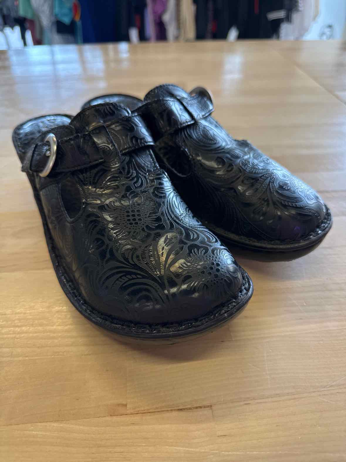 B.O.C. Size 10 Black Leather Preloved Clogs