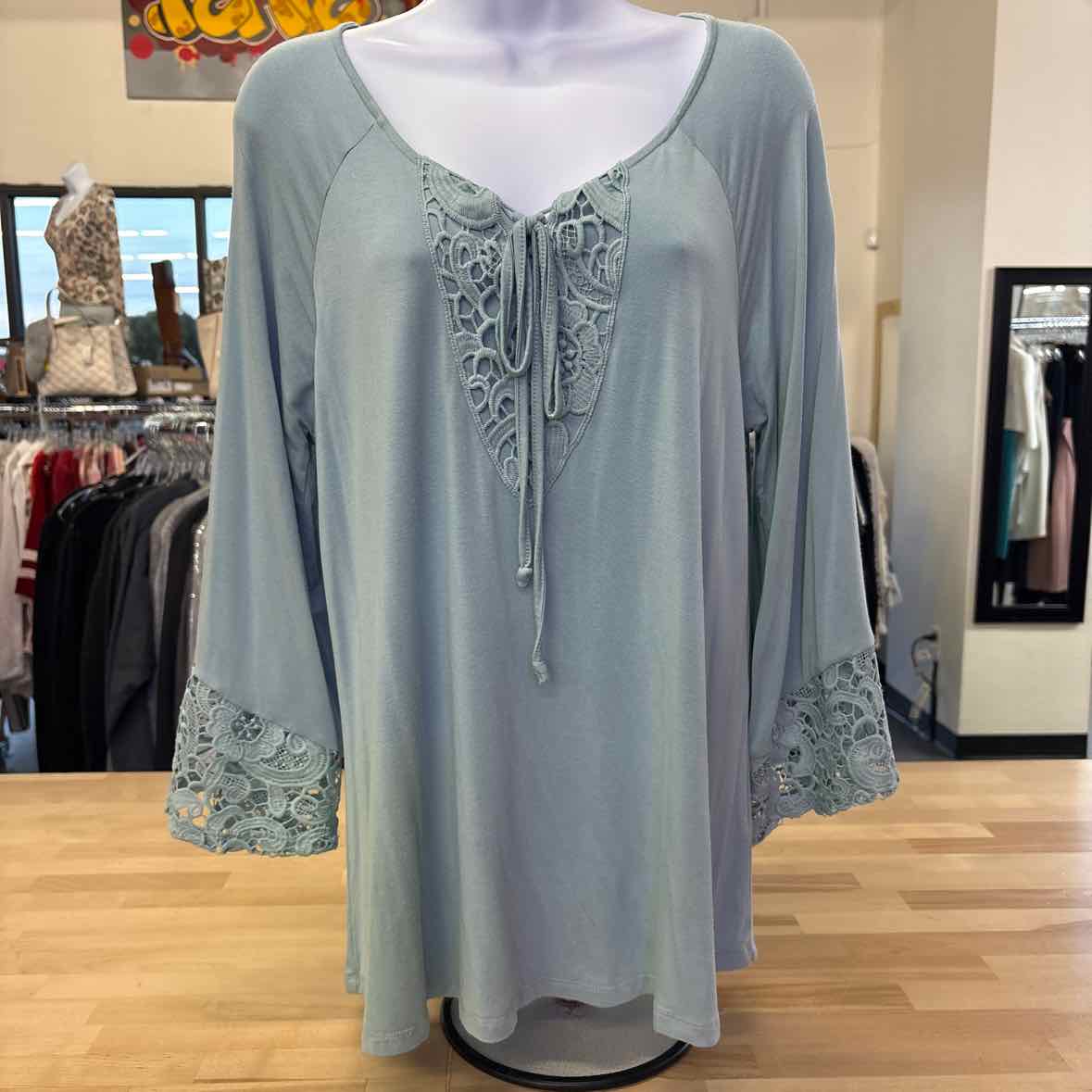 Cable & Gauge Size L Teal Blouse