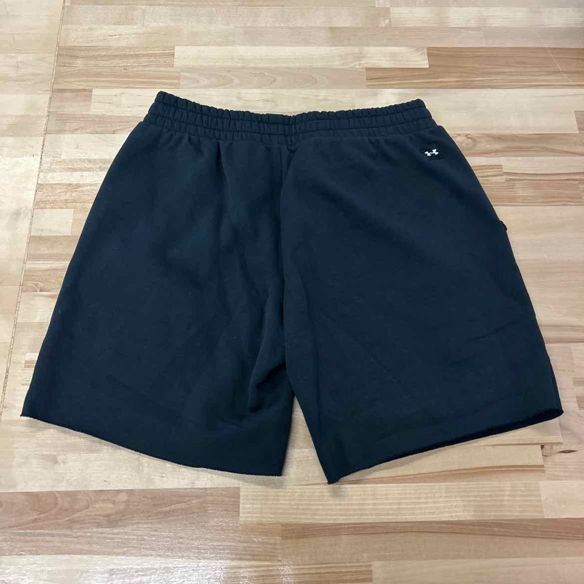 Under Armour Size L Black MENS Shorts