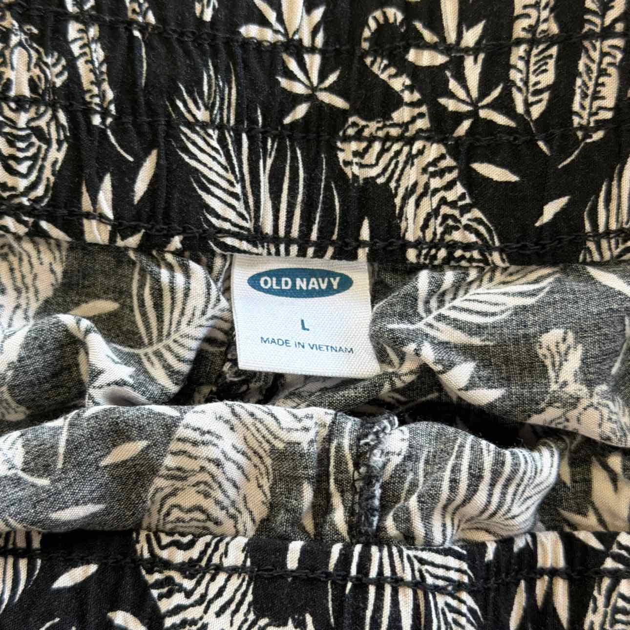Old Navy Size L Black Preloved Shorts